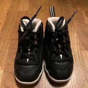 Toddler Nike foamposite 

Size 5c

Black and white 

Excellent!

No shoebox